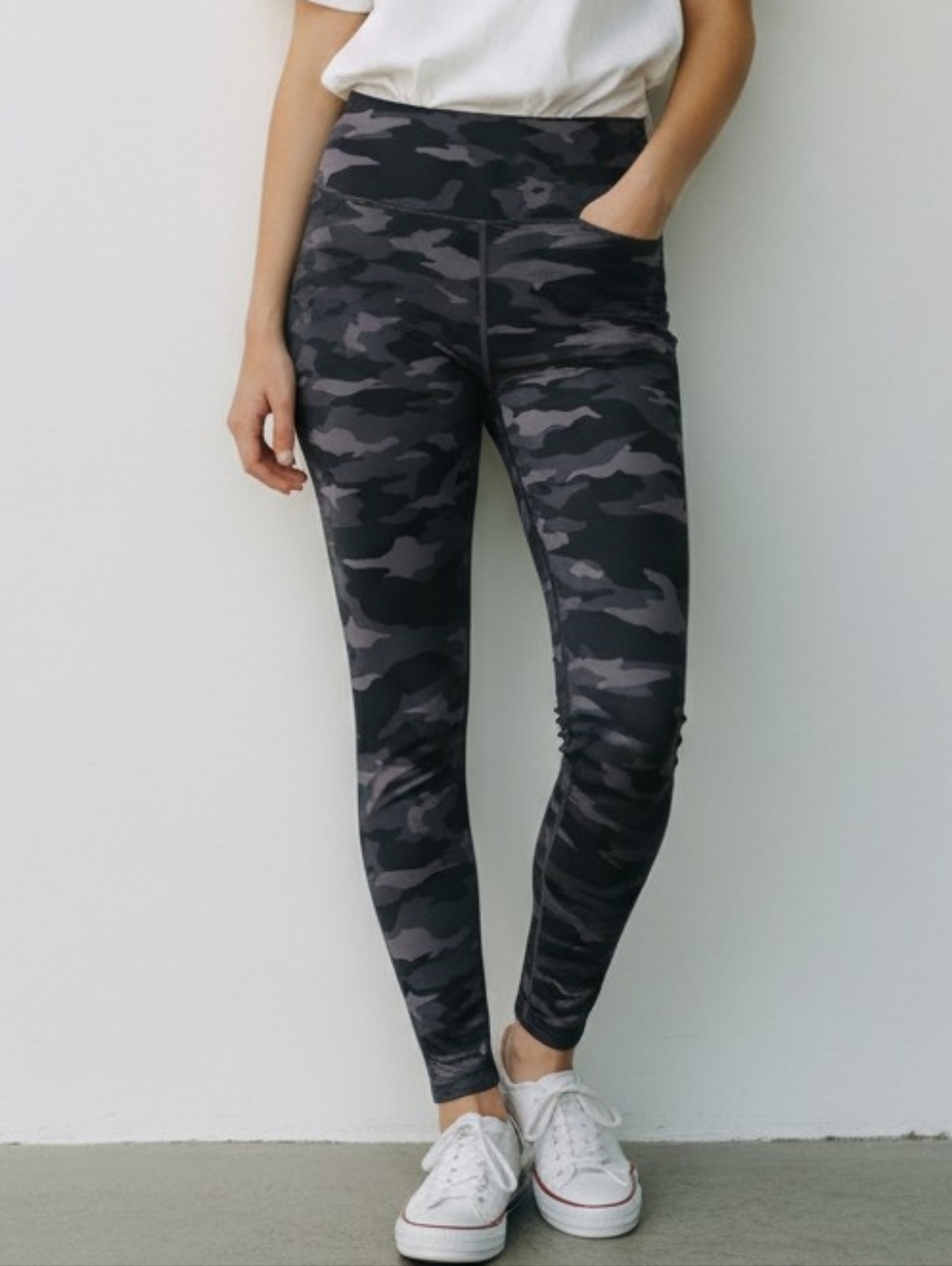 Athleta Ultimate 7/8 Tight Stash Pocket Legging In Black & Gray Camo S